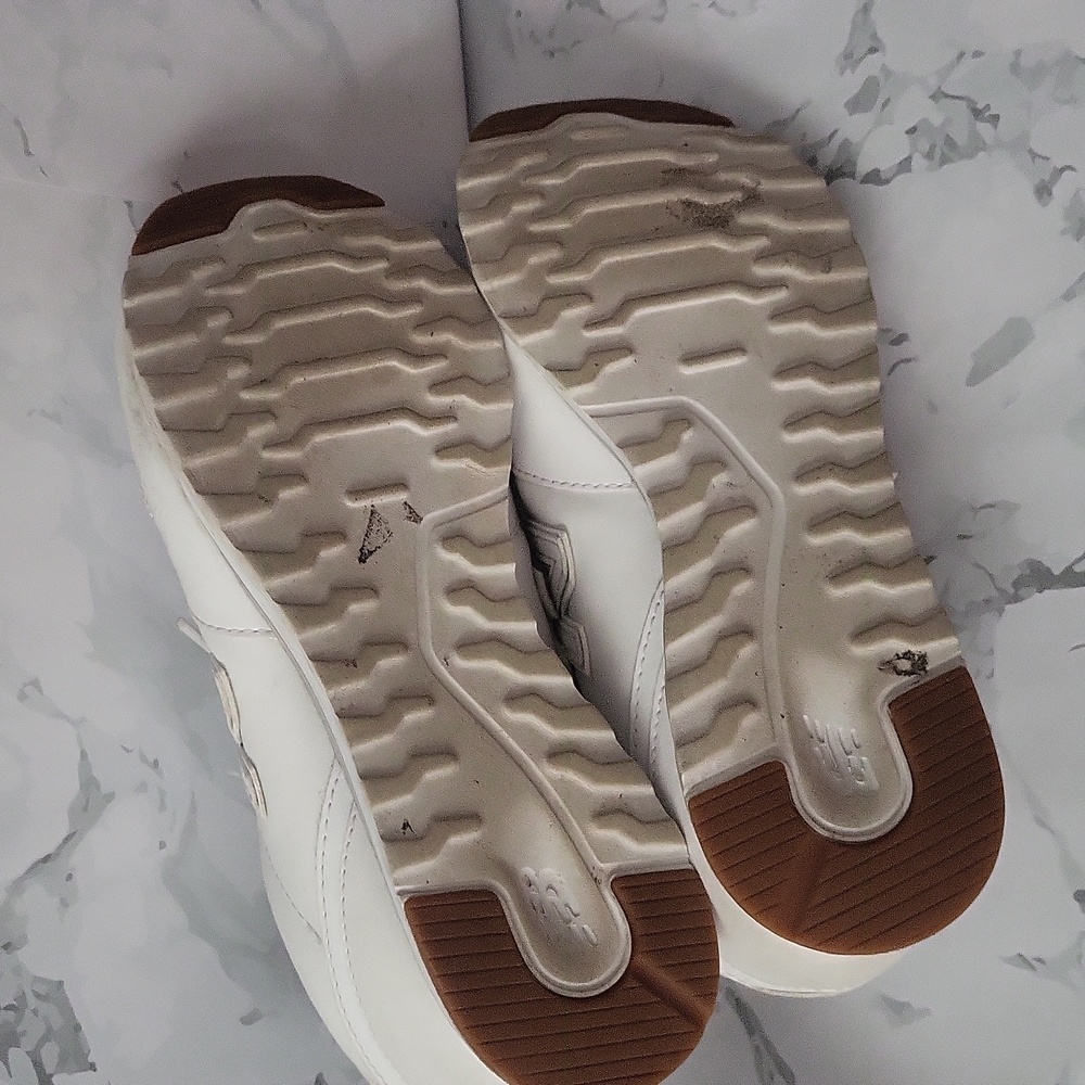 New Balance White Women's Sneakers - Picture 4 of 8